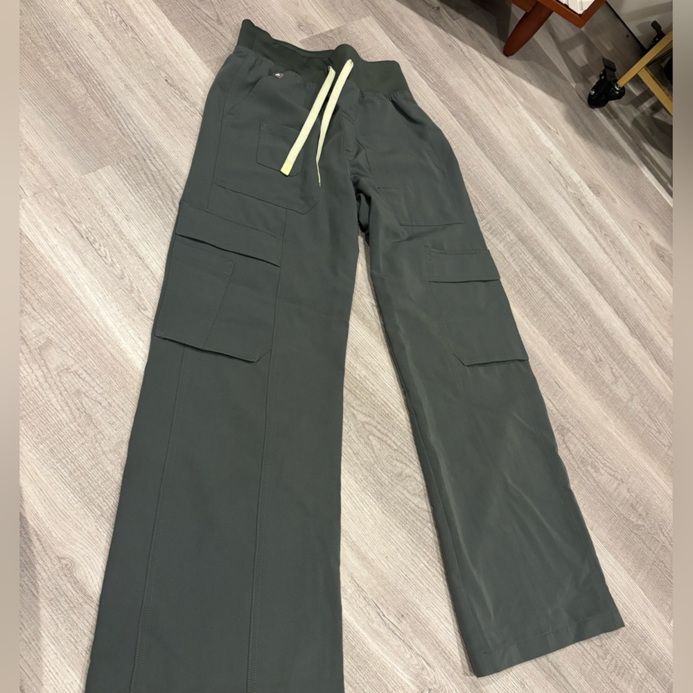 Figs Women’s Bonsai Mae Wide Leg Cargo Bottoms